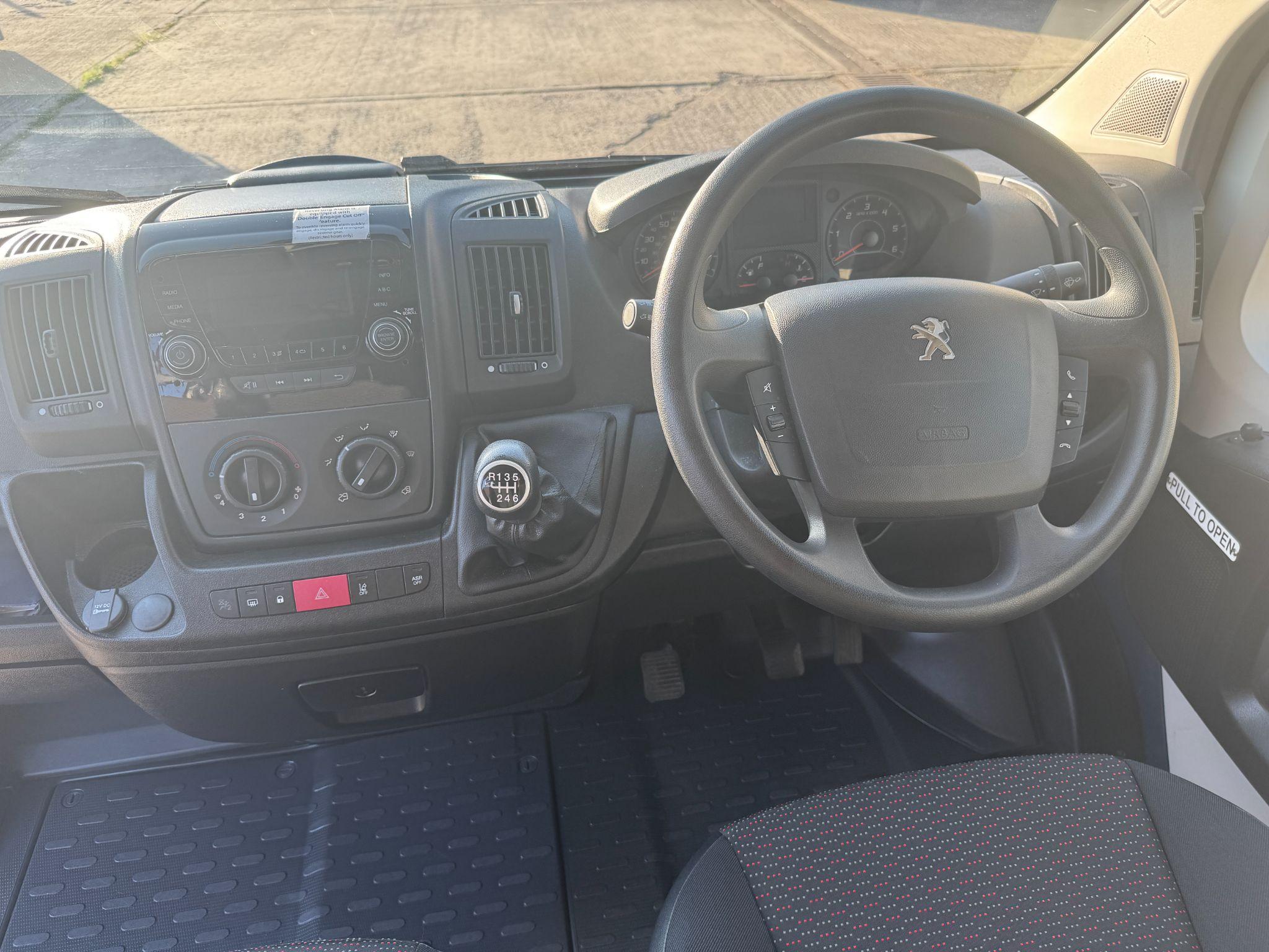 Peugeot Boxer image 8